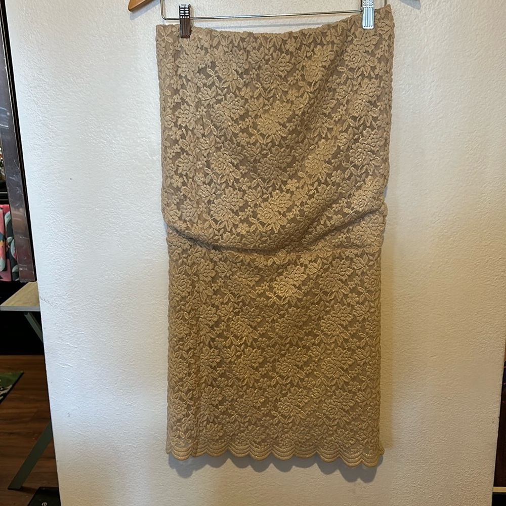 Karen Sambos, Vintage lace strapless dress